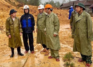Quảng Ngãi: Mưa bão số 10 gây thêm hàng loạt điểm sạt núi - Ảnh 3. Quảng Ngãi: Mưa bão số 10 gây thêm hàng loạt điểm sạt núi - Ảnh 3.