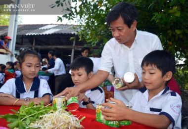Ông Đoàn Ngọc Hải về U Minh tặng quà, mời học sinh ăn phở - Ảnh 5.