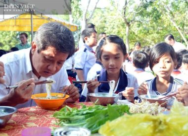Ông Đoàn Ngọc Hải về U Minh tặng quà, mời học sinh ăn phở - Ảnh 7.