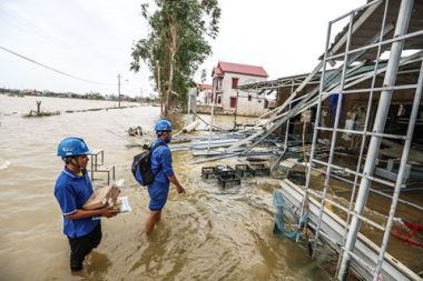 Các nhà mạng “liên thông” sóng di động, giúp người dân khắc phục thiên tai