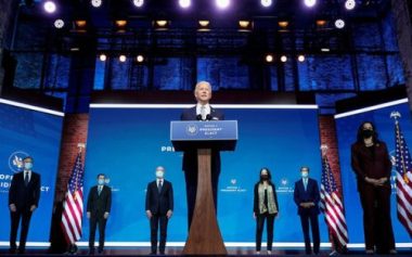 Ông Biden chính thức bắt đầu chống COVID-19, hứa đưa nước Mỹ lãnh đạo thế giới - Ảnh 1.