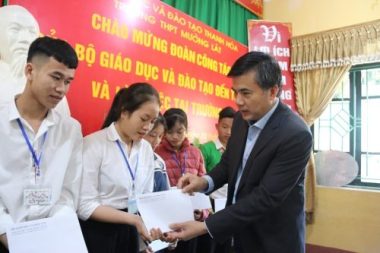 Bộ GD-ĐT trao học bổng cho học sinh huyện biên giới Mường Lát