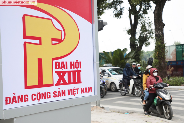 Phố phường Hà Nội trang hoàng rực rỡ chào mừng Đại hội lần thứ XIII của Đảng - Ảnh 9.