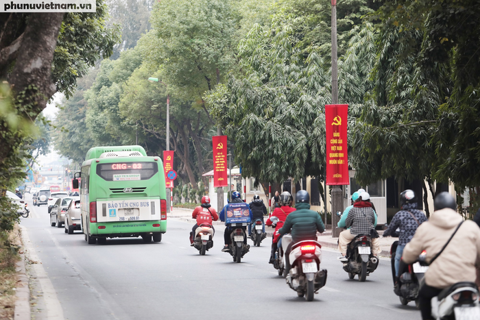 Phố phường Hà Nội trang hoàng rực rỡ chào mừng Đại hội lần thứ XIII của Đảng - Ảnh 1.