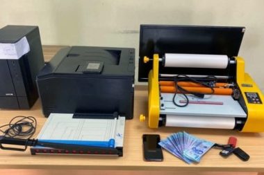 Khởi tố hai nghi phạm dùng máy in màu sản xuất tiền giả ở Hà Nội