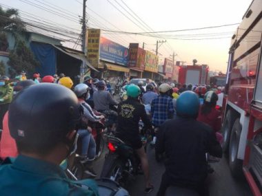 Bình Dương: Cửa hàng xe máy cháy rụi, người chủ gào khóc đau đớn vì gia tài hàng tỷ đồng chìm trong biển lửa - Ảnh 5.