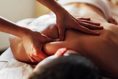 Nam nhân viên massage nhận kết đắng vì &#34;quá đà&#34; với khách hàng - 1