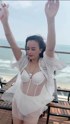 Nhan sắc nữ diễn viên tuổi U50 vừa chia tay chồng thứ 4: Hiếm hoi mặc bikini táo bạo quyến rũ - Ảnh 7.