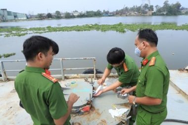 Bắt ‘trùm’ mua bán hóa đơn trong đường dây làm giả hơn 200 triệu lít xăng