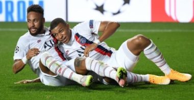 ‘Giáo sư’ Wenger khuyên PSG giữ Mbappe, Neymar, đừng ký Messi