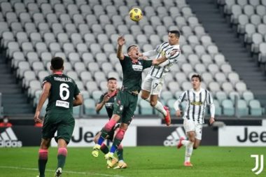 Ronaldo chói sáng, Juventus thắng rửa mặt