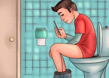 Vì sao chúng ta không nên dùng điện thoại trong toilet?