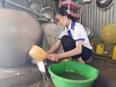 Nhói lòng cảnh chị em mồ côi sống nghèo khổ chăm bà nội 80 tuổi - 4