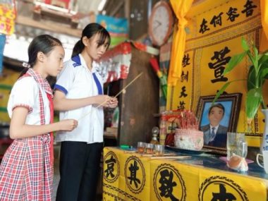 Nhói lòng cảnh chị em mồ côi sống nghèo khổ chăm bà nội 80 tuổi - 1