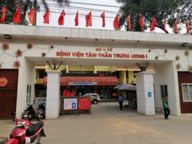 Bố của người cầm đầu đường dây ma túy trong bệnh viện nói con trai từng bị tàu hỏa tông - Ảnh 1.