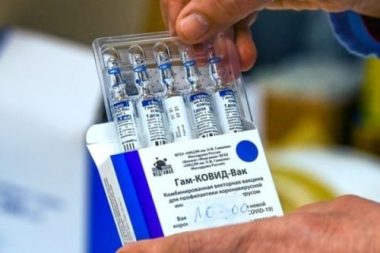 Ấn Độ phê duyệt khẩn cấp vắc-xin Nga, nhiều nhà hàng ở Anh tái mở cửa