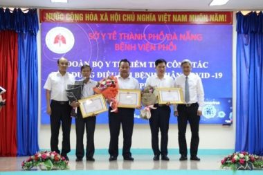 Bộ Y tế tặng bằng khen cho các y, bác sĩ Đà Nẵng phòng chống dịch Covid-19