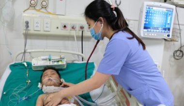 Tai nạn dồn dập, người mẹ trẻ ngã khụy cầu xin sự sống cho chồng, con - 3