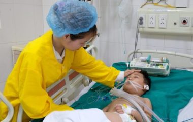 Tai nạn dồn dập, người mẹ trẻ ngã khụy cầu xin sự sống cho chồng, con - 4