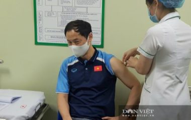 HLV Park Hang Seo được tiêm vaccine ngừa COVID-19 - Ảnh 4.