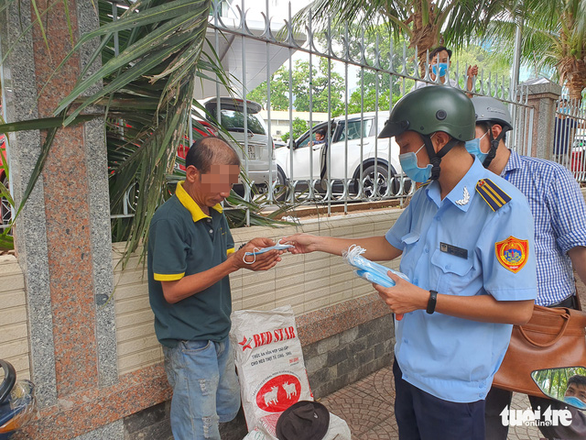 TP.HCM: Lập biên bản xử phạt 6 người không đeo khẩu trang - Ảnh 2.