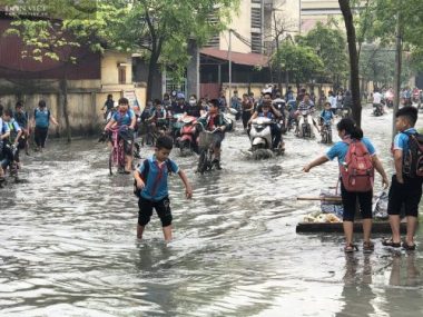 Bắc Ninh: Rùng mình trước cảnh học sinh chân trần lội nước thải bùn đen hôi thối ở làng giấy Phong Khê  - Ảnh 3.