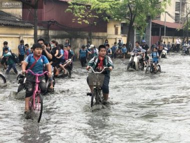 Bắc Ninh: Rùng mình chứng kiến cảnh học sinh chân trần lội nước bùn đen hôi thối ở làng giấy Phong Khê  - Ảnh 2.