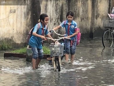 Bắc Ninh: Rùng mình chứng kiến cảnh học sinh chân trần lội nước bùn đen hôi thối ở làng giấy Phong Khê  - Ảnh 3.