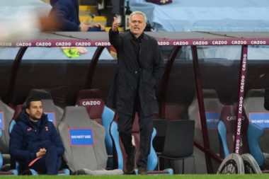 Mourinho bị sa thải: Lỗi thời và độc đoán