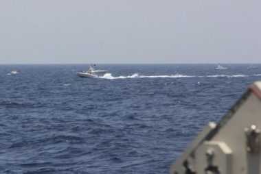 Tàu Mỹ bắn cảnh cáo hơn chục tàu Iran ở Hormuz - Ảnh 1.