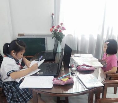 TP.HCM: Nhiều trường tiểu học dạy trực tuyến để hoàn thành chương trình - Ảnh 1.