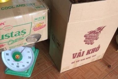 Khắp nơi lo ế vải thiều, bằng cách này bà chị bán giá cao vẫn cháy hàng