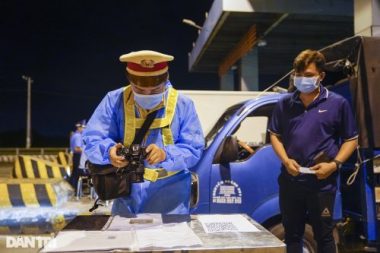 0h ngày 9/7: Trung tâm Sài Gòn vắng lặng, các cửa ngõ tắc dài chờ vào TP - 14