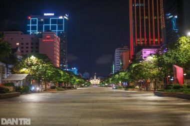 0h ngày 9/7: Trung tâm Sài Gòn vắng lặng, các cửa ngõ tắc dài chờ vào TP - 2