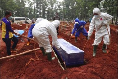 Dự báo thời điểm đánh bại Covid-19, nhân viên nghĩa trang Myanmar làm không ngơi tay