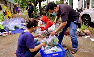 Sài Gòn giãn cách không xa cách: Ồ ạt chuyển quà vào xóm trọ trước giờ G