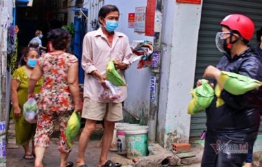 Sài Gòn giãn cách không xa cách: Ồ ạt chuyển quà vào xóm trọ trước giờ G