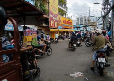 Sài Gòn trước cách ly: Rau xanh tăng dựng đứng, giá trứng lên gấp đôi