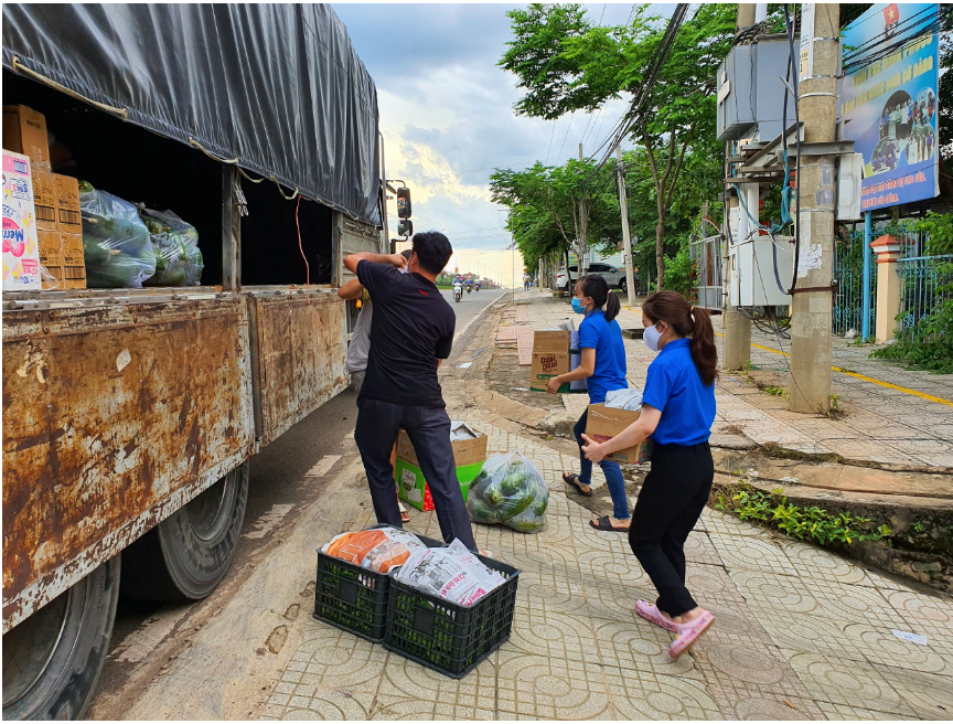 1,6 tấn rau củ quả 'Chuyến xe nghĩa tình' từ Bình Phước tiếp sức cho TP.HCM - ảnh 1