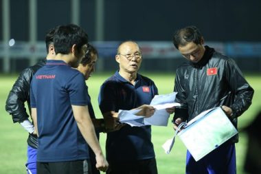 V-League 2021: Dừng hay đá, cần được quyết sớm