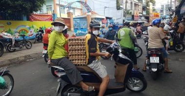 Sài Gòn trước cách ly: Rau xanh tăng dựng đứng, giá trứng lên gấp đôi