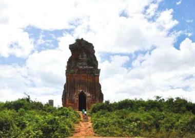 8 cụm tháp Chăm ngàn tuổi siêu độc đáo, sừng sừng giữa kinh đô của vương quốc cổ Chăm Pa - Ảnh 10.