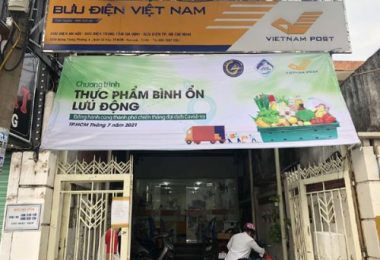 TP.HCM: Mua rau, thịt bình ổn giá và hàng thiết yếu tại các bưu điện