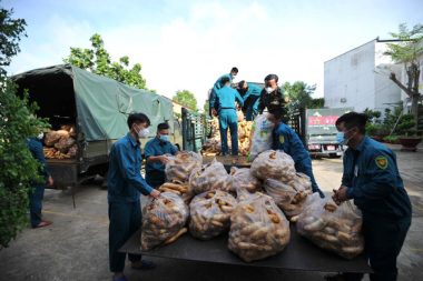 Hai phương án cung ứng thực phẩm thiết yếu cho người dân TP.HCM - Ảnh 1.