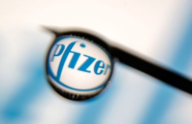 Mỹ chính thức cấp phép đầy đủ cho vắc xin Pfizer - Ảnh 1.
