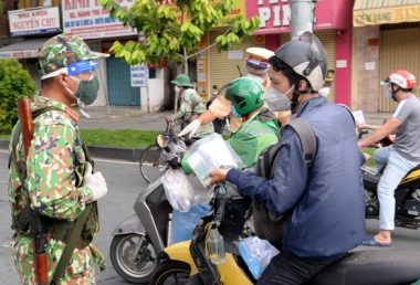 Giấy đi đường vẫn mỗi nơi một kiểu, hàng hóa khan hiếm, đồ y tế cũng tắc tị  - Ảnh 2.