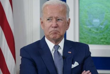 Sóng gió tới tấp bủa vây ông Biden