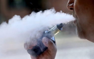FDA Mỹ cấm bán hơn 55.000 sản phẩm thuốc lá điện tử - Ảnh 1.