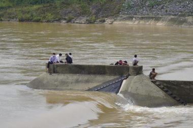 Quảng Trị: Giải cứu phó giám đốc sở cùng 6 người mắc kẹt giữa sông Thạch Hãn  - ảnh 2