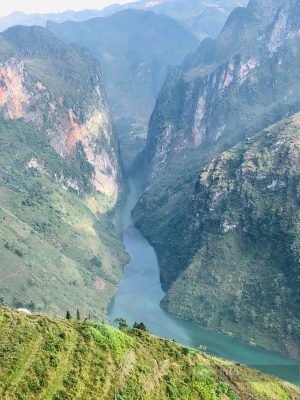 Xuất hiện vệt dầu lớn trên dòng sông Nho Quế, gần tòa nhà Panorama Mã Pì Lèng - Ảnh 1.